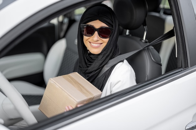 Una donna musulmana guida un'auto