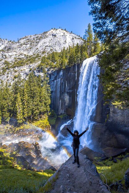 Una donna nella cascata di Long Vernal Falls nel Parco Nazionale di Yosemite in California