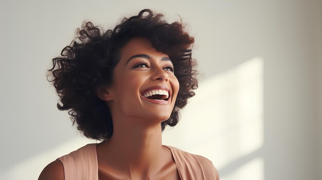 Una donna nera che ride, che sorride e che sembra spensierata e gioiosa.