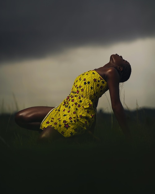 Una donna nera con un panno giallo