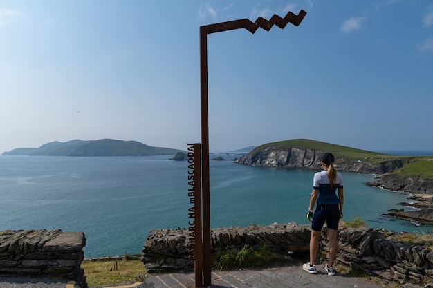 Una donna passo a Slea Head penisola di Dingle, Co Kerry, Ireland