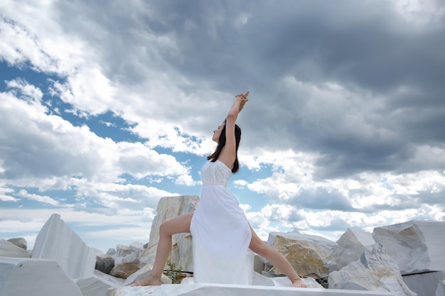 Una donna pratica yoga e meditazione in una cava di marmo