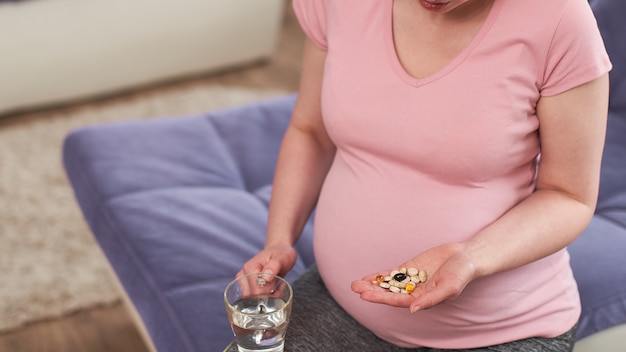 Una donna prende vitamine durante la gravidanza