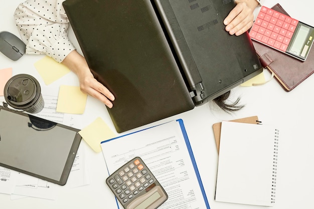 Una donna seduta a una scrivania con un computer portatile