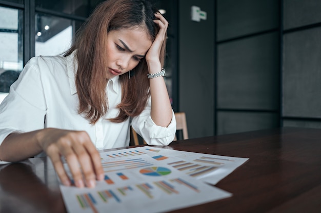 una donna sentendosi esausta e depressa