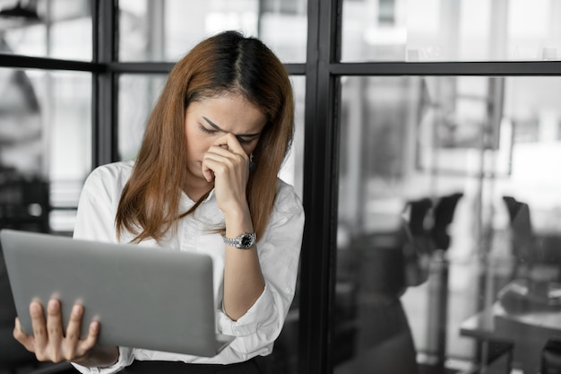 una donna sentendosi esausta e depressa