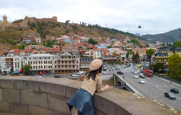 Una donna si gode la splendida vista della città della vecchia Tbilisi, in Georgia