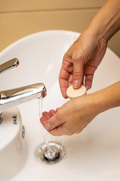 una donna si lava le mani nella vasca da bagno