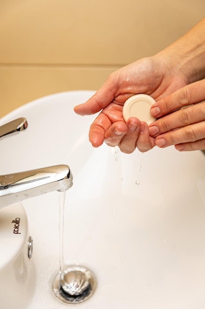 una donna si lava le mani nella vasca da bagno