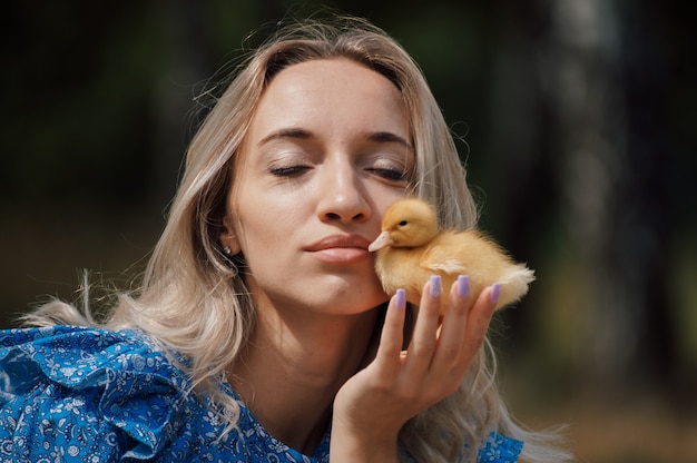 Una donna si preme un'anatra sul viso