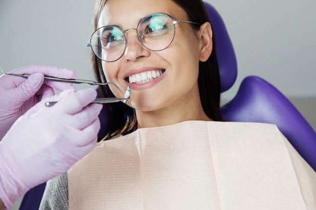 Una donna si sta preparando per un esame dentale. Donna che fa esaminare i denti ai dentisti.