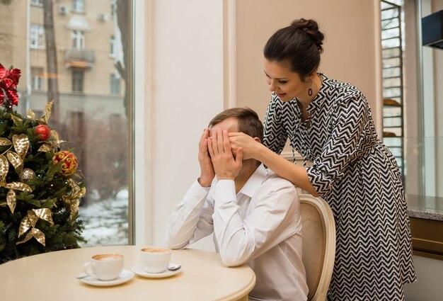 Una donna sorprende un uomo in un caffè