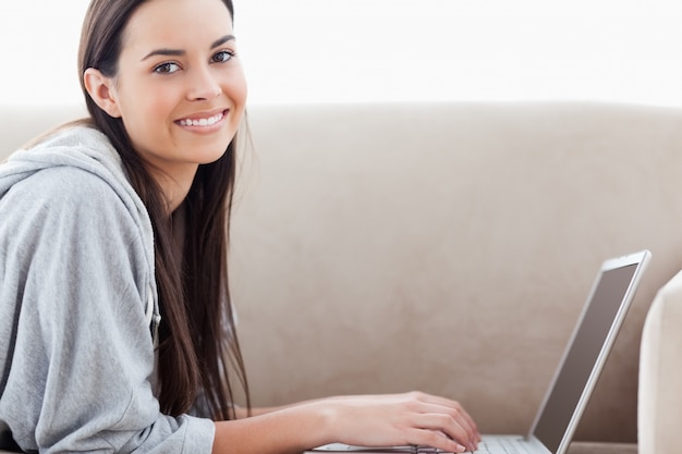 Una donna sorridente che guarda nell&#39;obiettivo