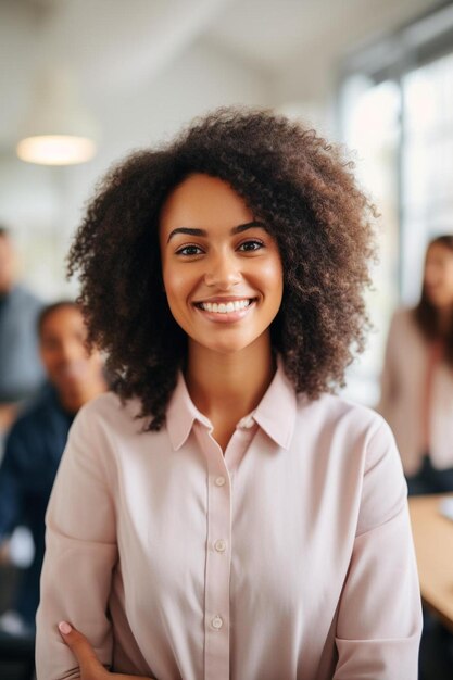 una donna sorridente con le braccia incrociate davanti a un gruppo di persone