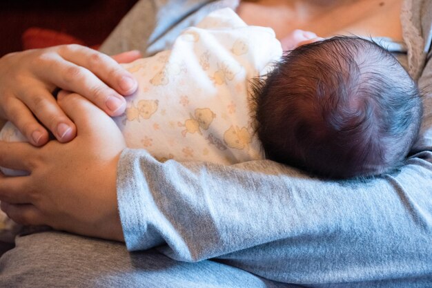 Una donna sta allattando un bambino Allattamento al seno