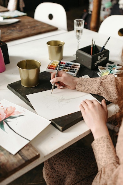 una donna sta dipingendo un quadro di un fiore