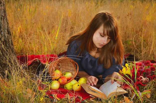 Una donna sta leggendo un libro e sta leggendo un libro.