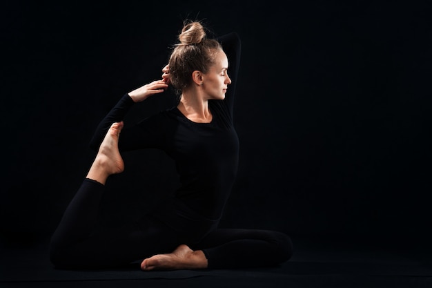 Una donna sta praticando yoga