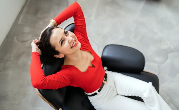 Una donna sta riposando sorridendo vista dall'alto di buon umore in ufficio