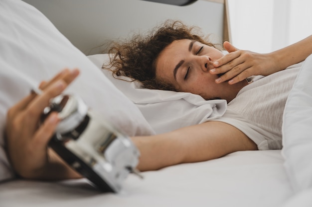 Una donna sul letto al mattino