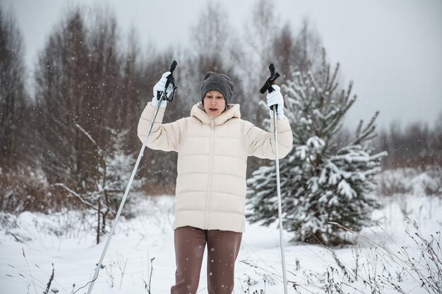 Una donna sullo sci di fondo in una foresta invernale uno stile di vita sano concetto uno stile di vita sportivo