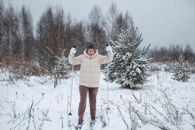 Una donna sullo sci di fondo in una foresta invernale uno stile di vita sano concetto uno stile di vita sportivo