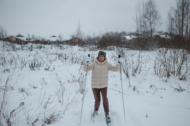 Una donna sullo sci di fondo in una foresta invernale uno stile di vita sano concetto uno stile di vita sportivo