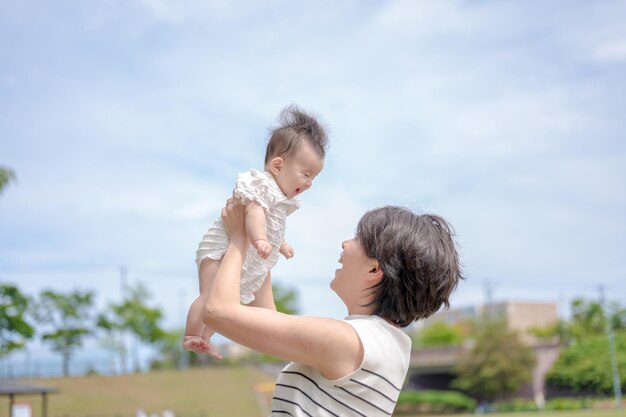 Una donna tiene in braccio un bambino.