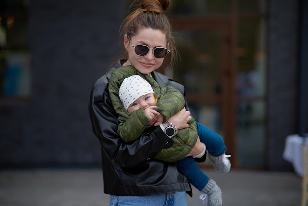 Una donna tiene in braccio un bambino.