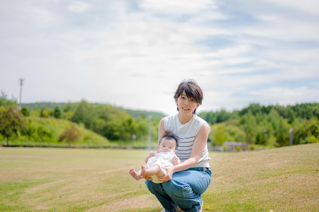 Una donna tiene un bambino in un campo