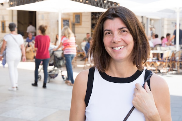 Una donna turistica cammina nel centro storico