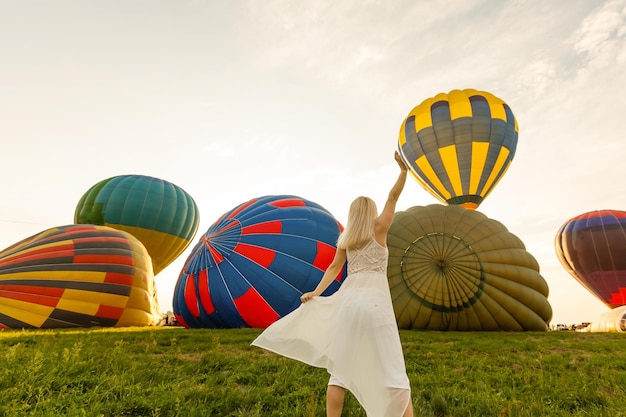 Una donna turistica che gode di una splendida vista sui palloncini. Buon concetto di viaggio