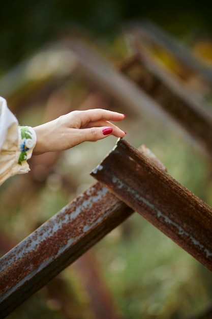 Una donna ucraina in abito vyshyvanka nazionale ucraino tocca un riccio anticarro con la mano