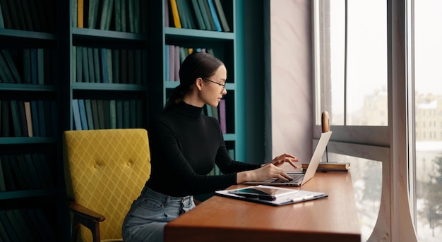 Una donna un posto di lavoro al lavoro all'interno di un ufficio moderno Il progettista un impiegato d'ufficio con lei