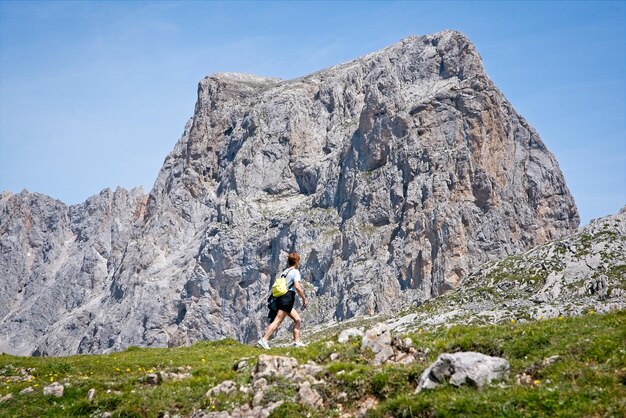 Una donna va in escursione in montagna.