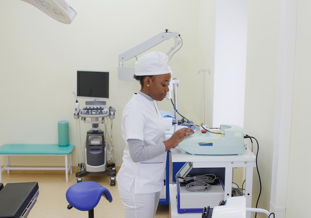 Una dottoressa afroamericana installa un dispositivo medico elettronico