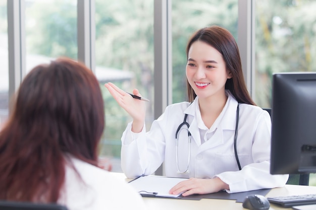 Una dottoressa asiatica professionista dà suggerimenti di informazioni sanitarie al suo paziente