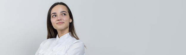 Una dottoressa con guanti di lattice e camice bianco si sta preparando per le procedure