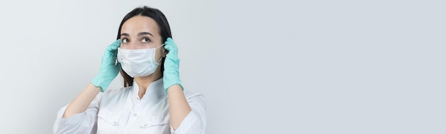 Una dottoressa con guanti di lattice e camice bianco si sta preparando per le procedure