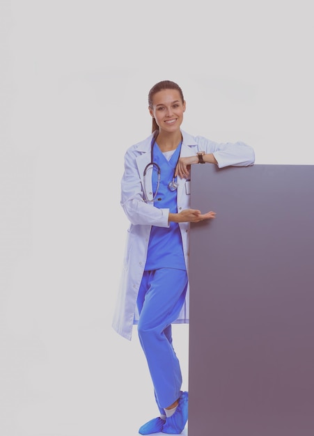 Una dottoressa con un cartellone bianco Donna medico