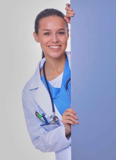 Una dottoressa con un cartellone bianco Donna medico