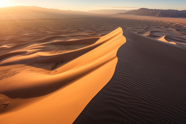 Una duna di sabbia nel deserto al tramonto