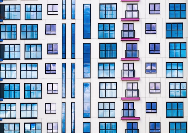 Una facciata dai colori vivaci di un edificio residenziale Sfondo astratto di finestre colorate