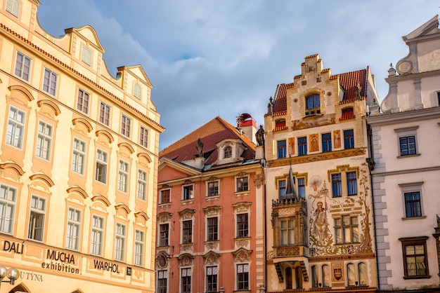 Una facciata di edifici decorati sul lato meridionale della Piazza della Città Vecchia di Praga Repubblica Ceca