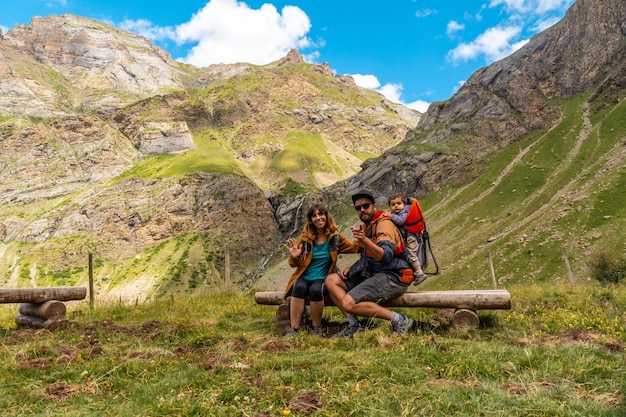 Una famiglia al belvedere della cascata del Salto de Tendenera Val Ripera