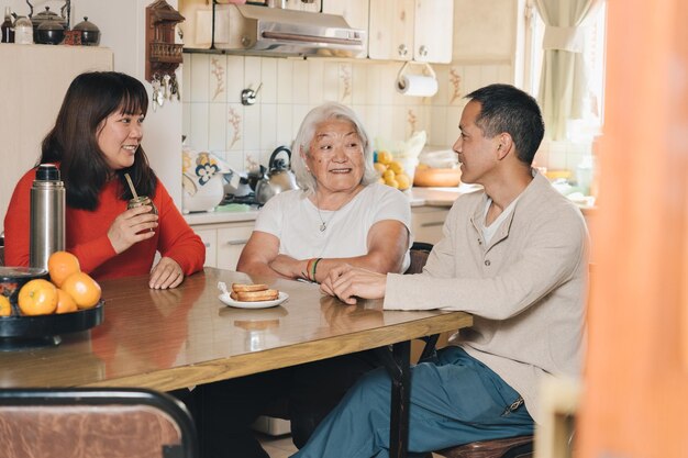 Una famiglia argentina di etnia giapponese che si accoppiano a casa