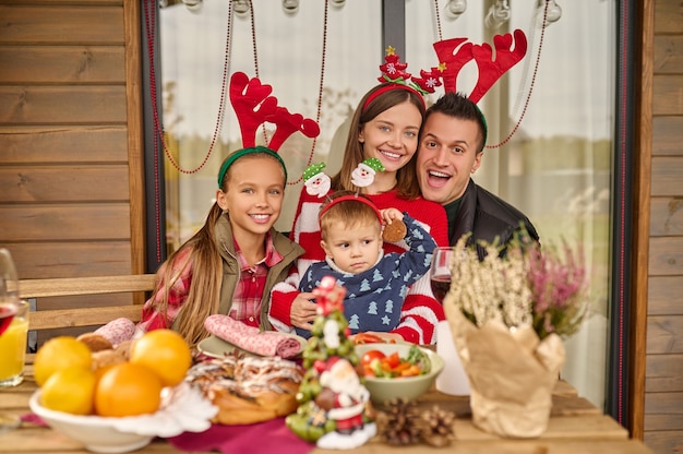 Una famiglia carina che festeggia il nuovo anno insieme