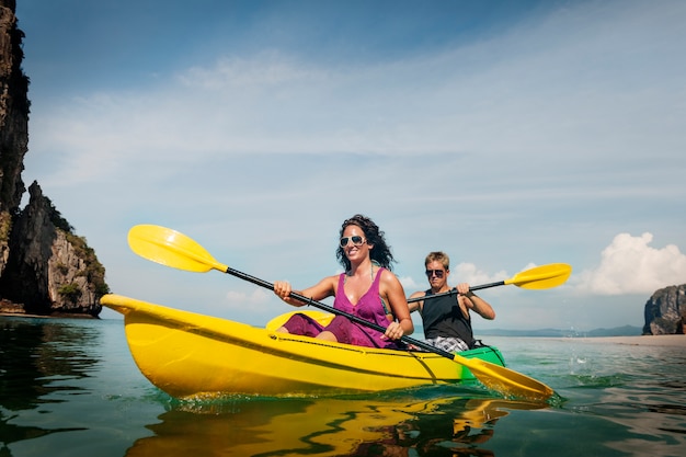 Una famiglia caucasica si sta godendo le vacanze estive