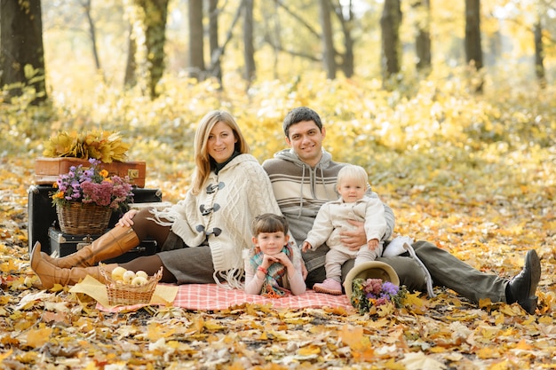 Una famiglia con due figlie andò a fare un picnic. Tempo d'autunno.