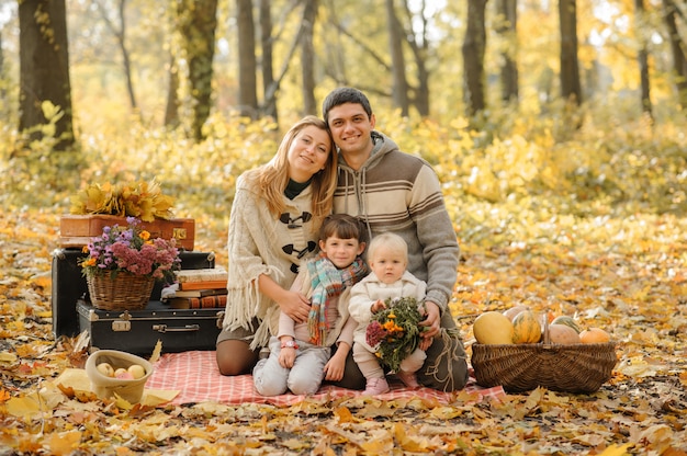 Una famiglia con due figlie andò a fare un picnic. Tempo d'autunno.